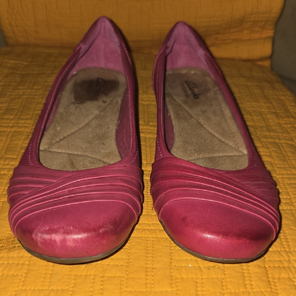 Clarks Women's Red Flats with Pleated Design SoftWalk Bendables